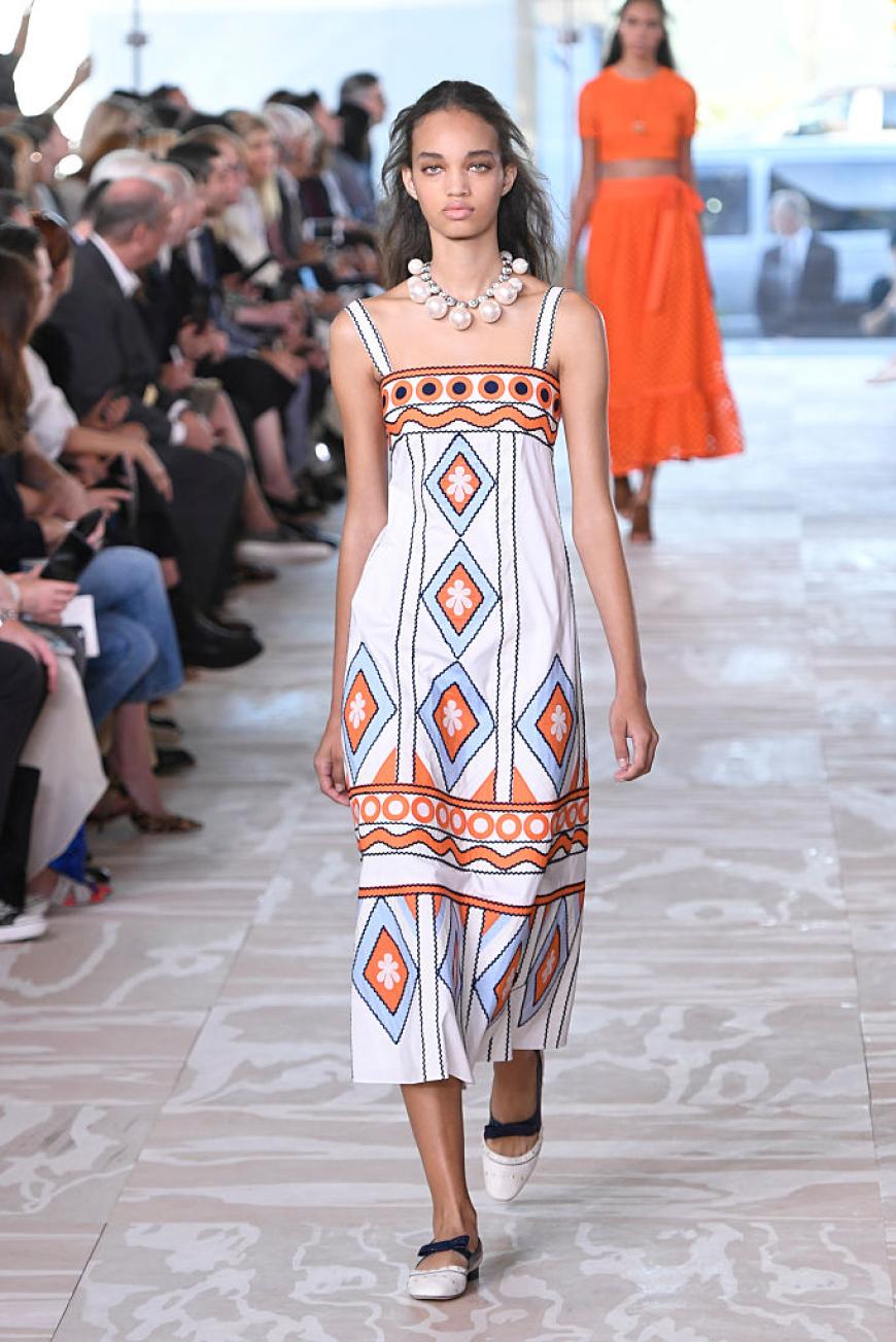 Bei Tory Burch können wir uns gar nicht entscheiden, welchen Look wir im Frühjahr/Sommer 2017 tragen wollen.