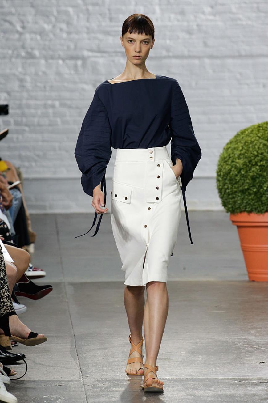 Oh, noch ein Traumlook. Weiß und Dunkelblau sind und bleiben eine perfekte Kombi.