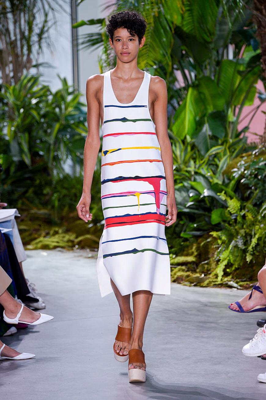 An ein kleines bisschen Farbe wagen wir uns mit diesem Mididress von Lacoste heran.
