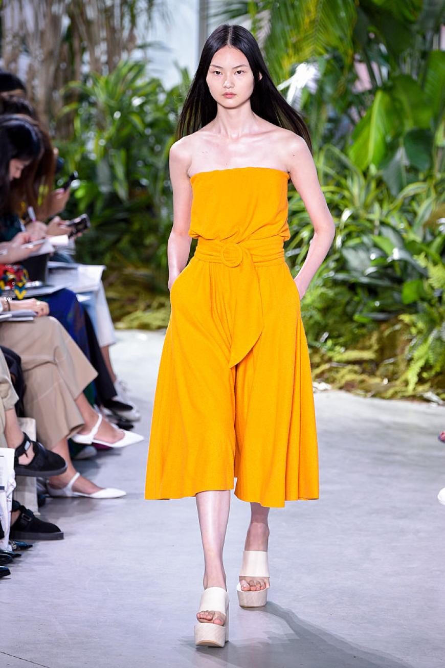 Wer es lieber knallig mag, der kommt mit diesem in der Taille gebundenen Jumpsuit groß raus.