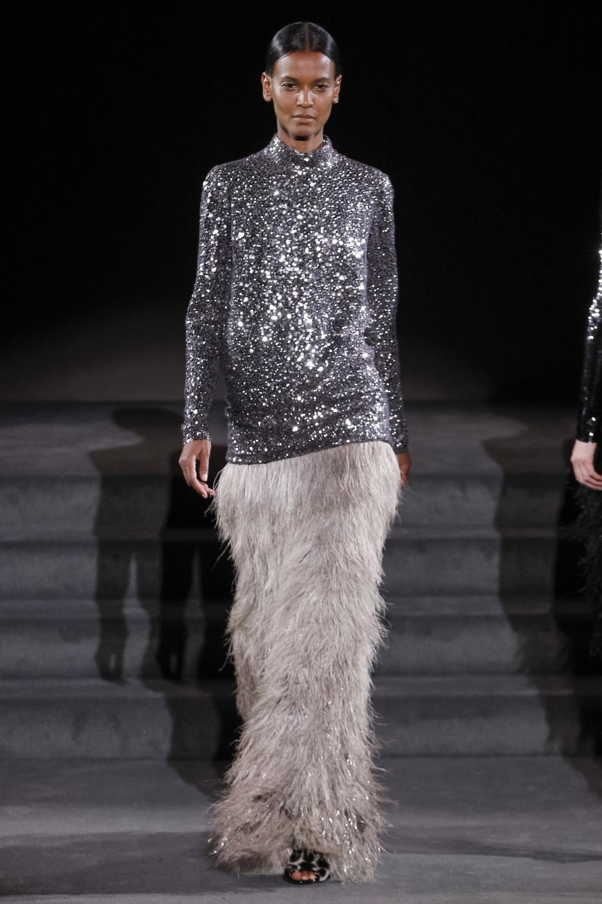 Ganz großen Glamour feiern wir in Tom Ford. Pailettenoberteil zum Federrock - wow!