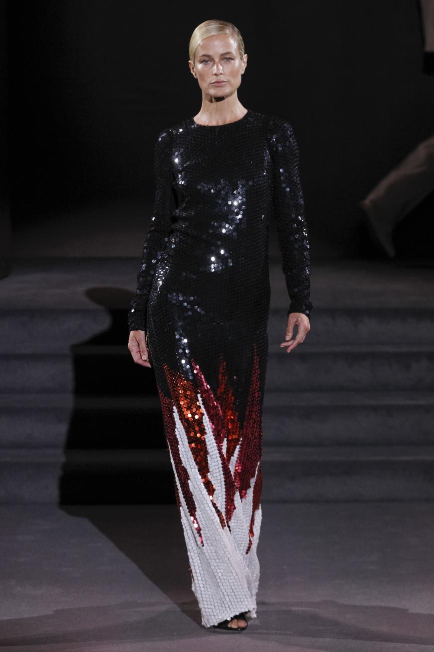 Auch das Maxikleid aus Pailetten mit Flammenmuster am Saum finden wir großartig.