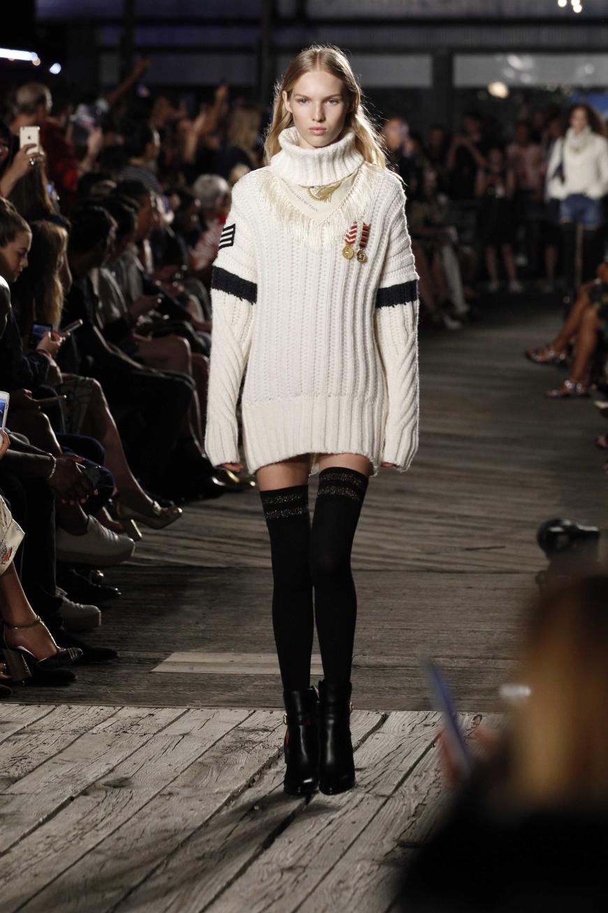 Casual Streetwear mit super amerikanischem Touch kann Tommy Hilfiger einfach. In diesen Grobstrickpullover möchten wir uns zu gerne kuscheln.