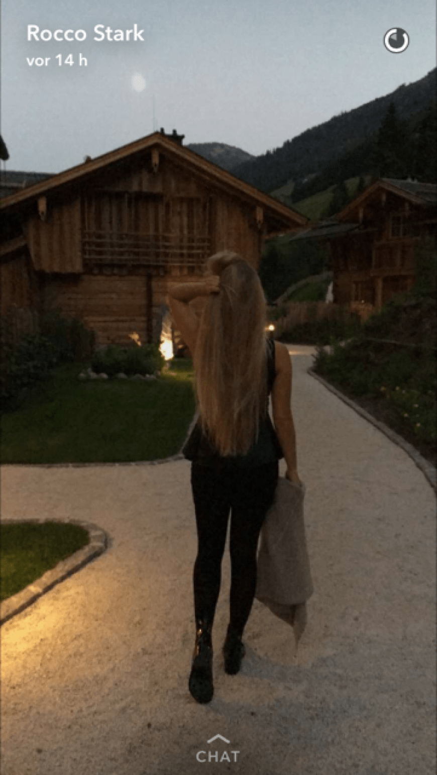 Mit dieser Blondine genießt der Ochsenknecht-Sohn gerade entspannte Urlaubstage.