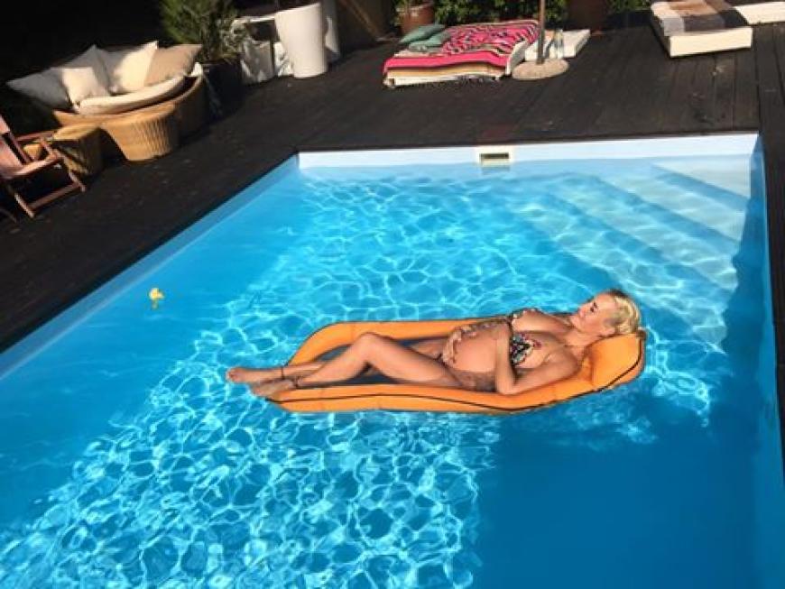 Sarah Connor lässt es sich in der Sonne gut gehen.
