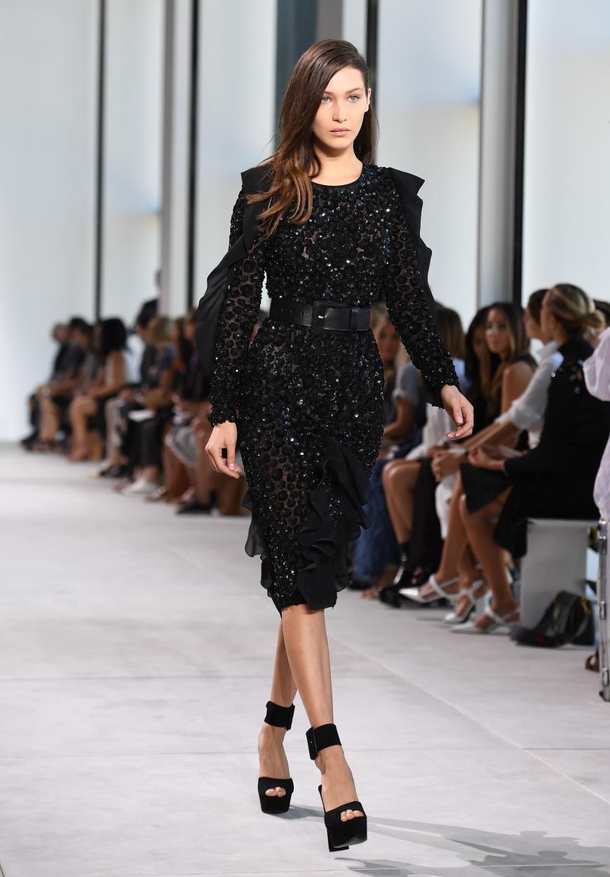 In diesem Outfit lief Bella Hadid bei Michael Kors über den Laufsteg.