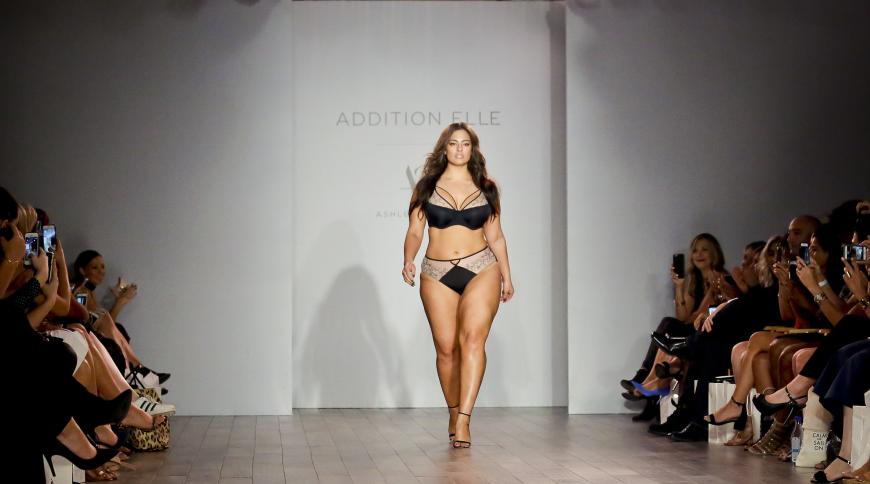 „Mir sagte mal jemand, meine Oberschenkel seien ‚Cellulite City'. Aber ich weiß jetzt, dass diese Oberschenkel eine Geschichte von Sieg und Mut erzählen. Ich will nicht andere bestimmen lassen, wie mein Körper aussehen sollte, damit sie sich wohlfühlen. Und ihr solltet das auch nicht tun“, so Ashley Graham.