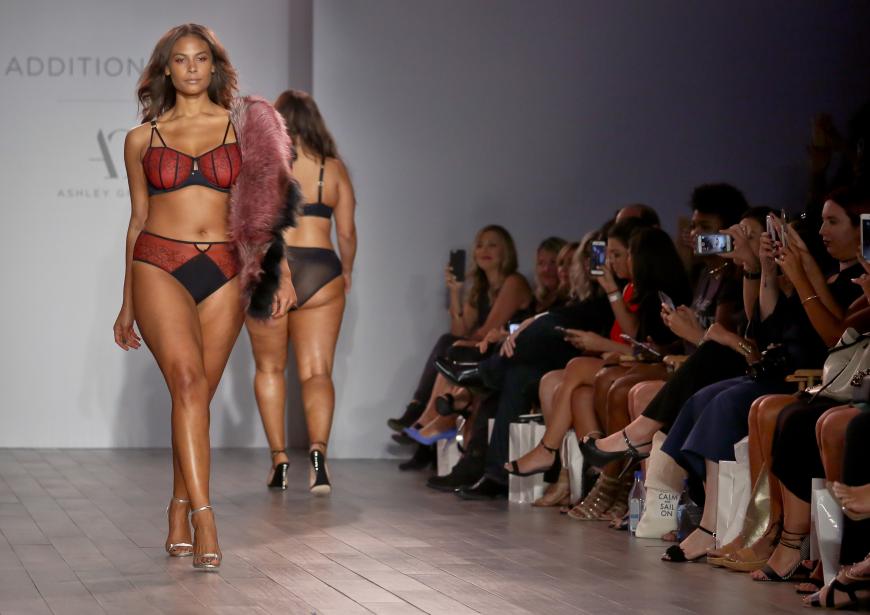 Supersexy: Ein Plus-Size-Model mit High Heels und Federboa auf dem Catwalk der NYFW