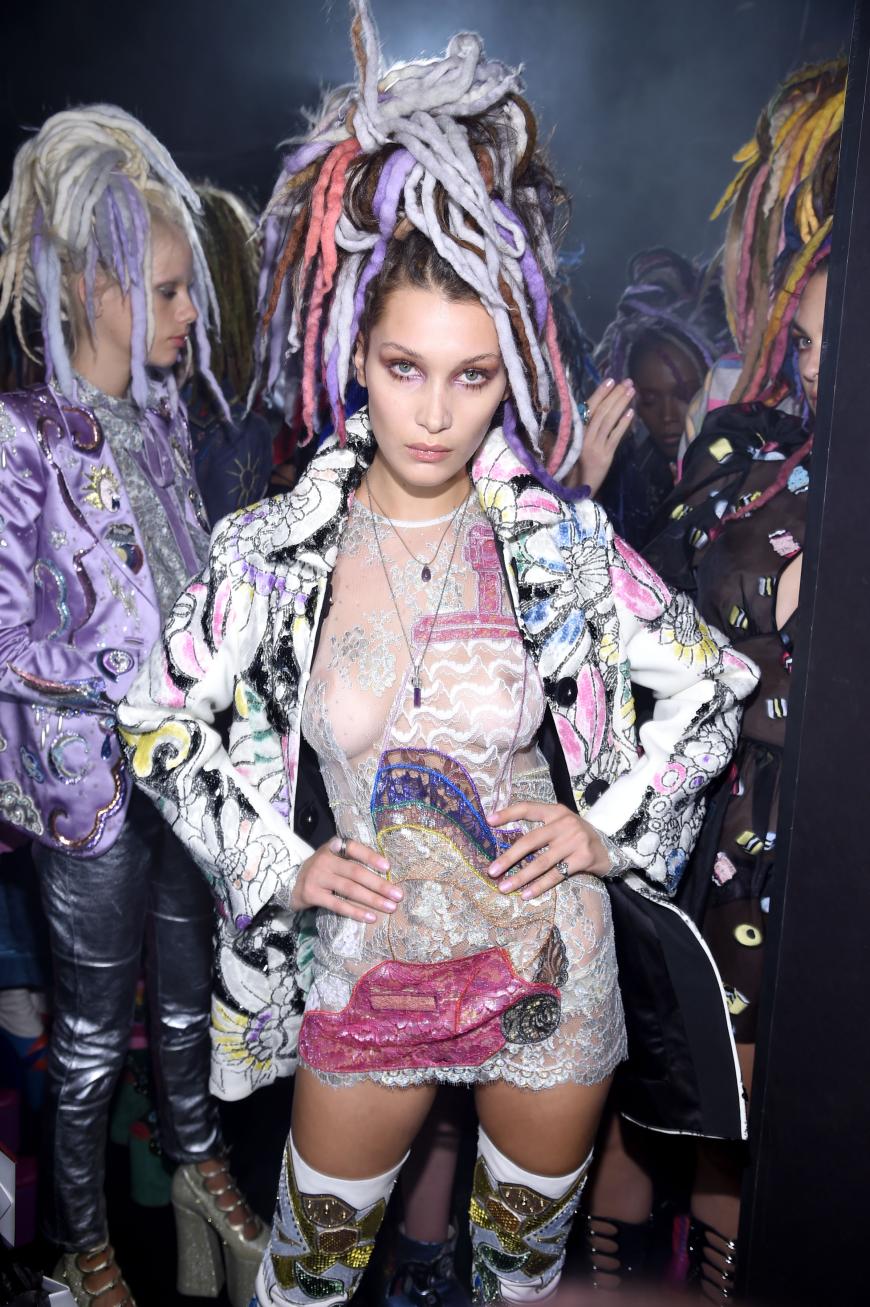 Hot, hot, hot! Bella Hadid bezauberte bei der Show von Marc Jacobs auf der NYFW mit kunterbunten Dreadlocks. Auf ihre Frisur schaute bei diesem transparenten Oberteil aber wohl keiner mehr.