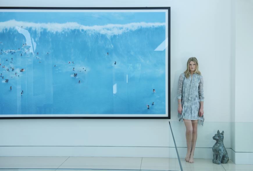 Winzig in einem riesigen Appartment: Toni Garrn