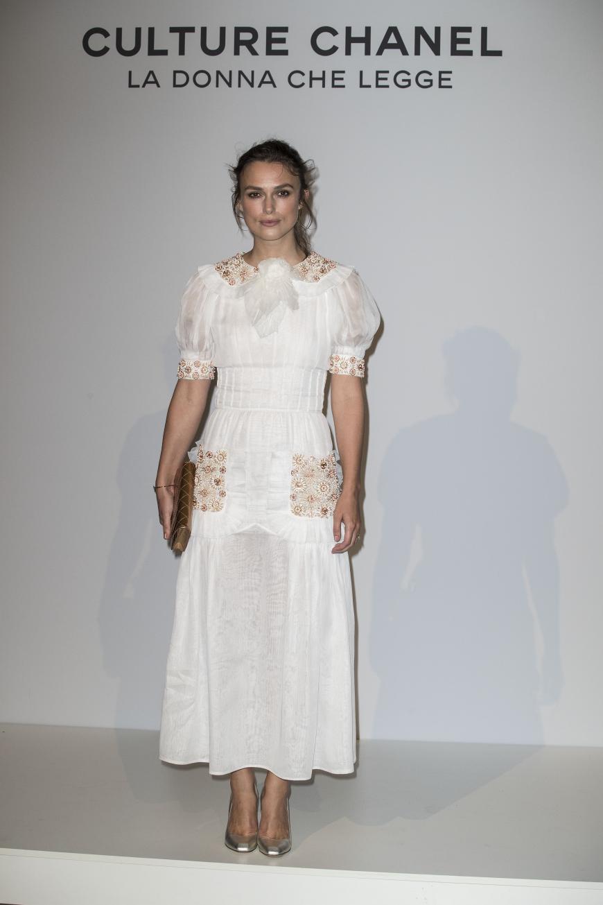 Bei einer Ausstellung von Chanel in Venedig zeigte sich Hollywood-Beauty Keira Knightley in diesem wunderschönen weißen Dress - natürlich von Chanel.