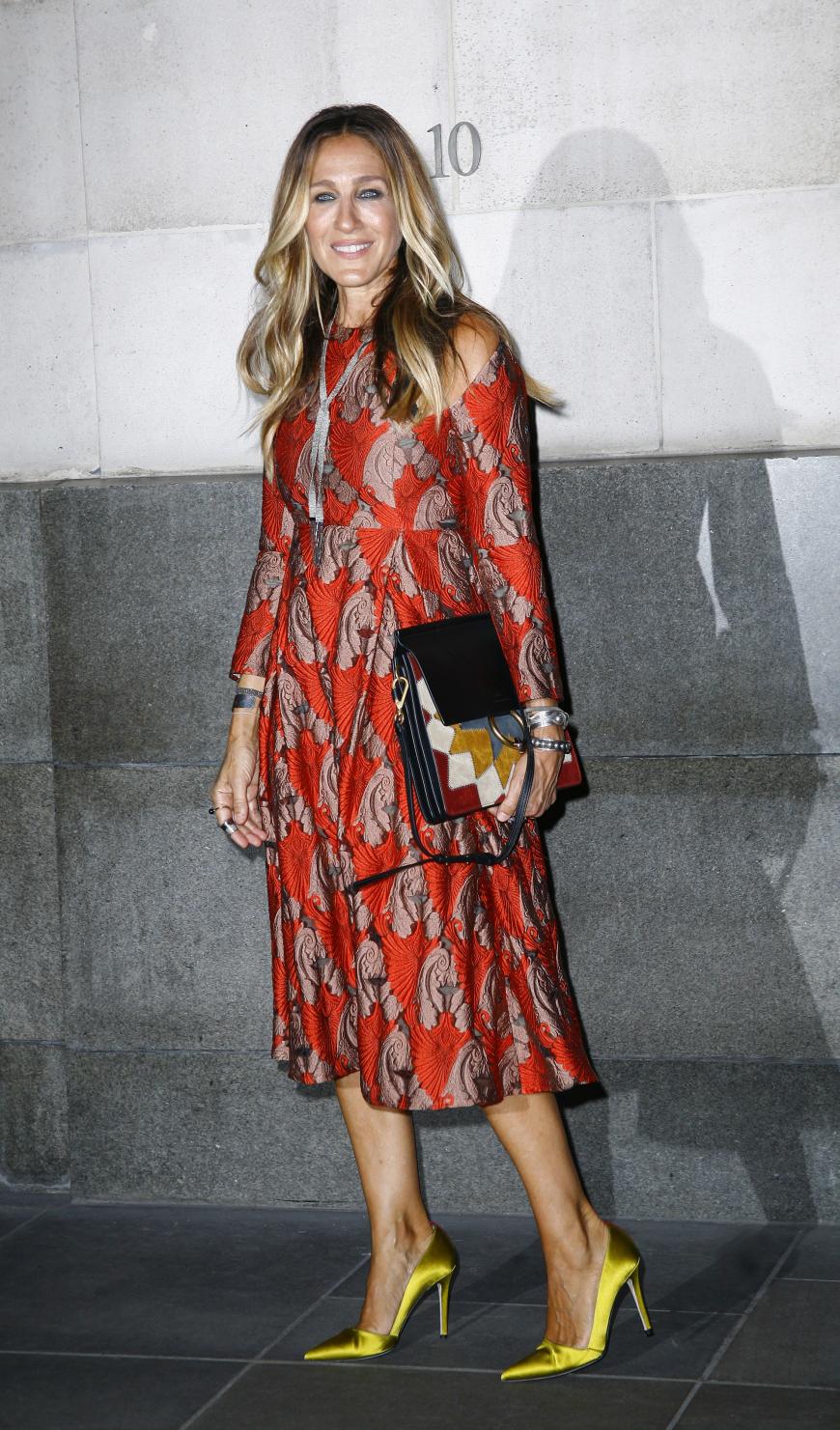 Das Carrie Bradshaw-Image wird Sarah Jessica Parker wohl niemals los - warum auch? Dieser Look sieht einfach so wunderbar Carrie-mäßig aus.