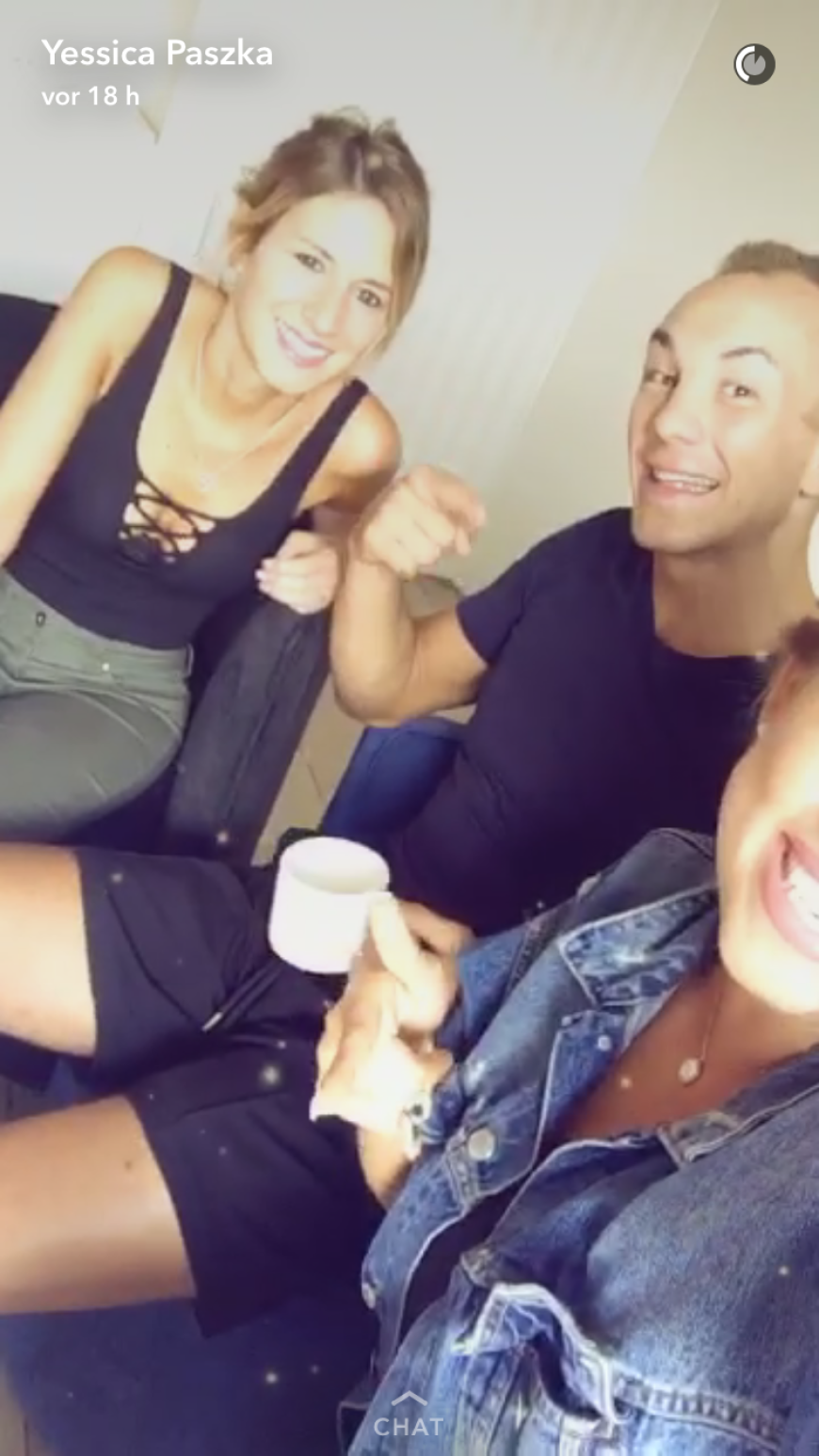 Jessica, Frank und seine Verlobte Sandra zeigen sich mit bester Laune auf Snapchat.