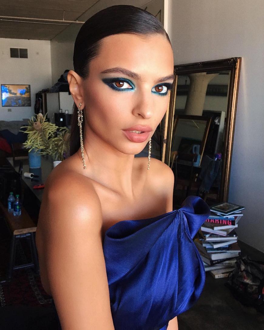 Ready, set, go! Emily Ratajkowski hat die Maske hinter sich.