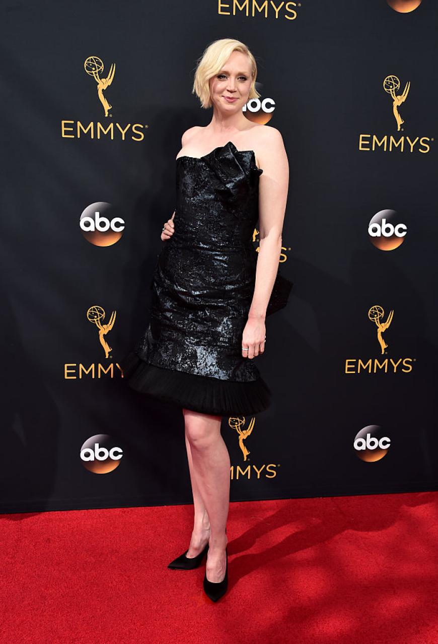 Leider etwas daneben ging dieser Look von Gwendoline Christie, deren Kleid eher nach günstigem Geschenkpapier aussah.