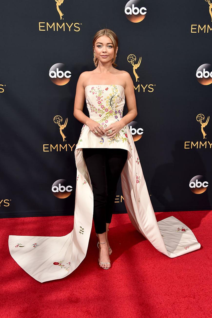Wie viel ist zu viel? Die zierliche Sarah Hyland geht in diesem Zweiteiler von Monique Lhuillier irgendwie unter.