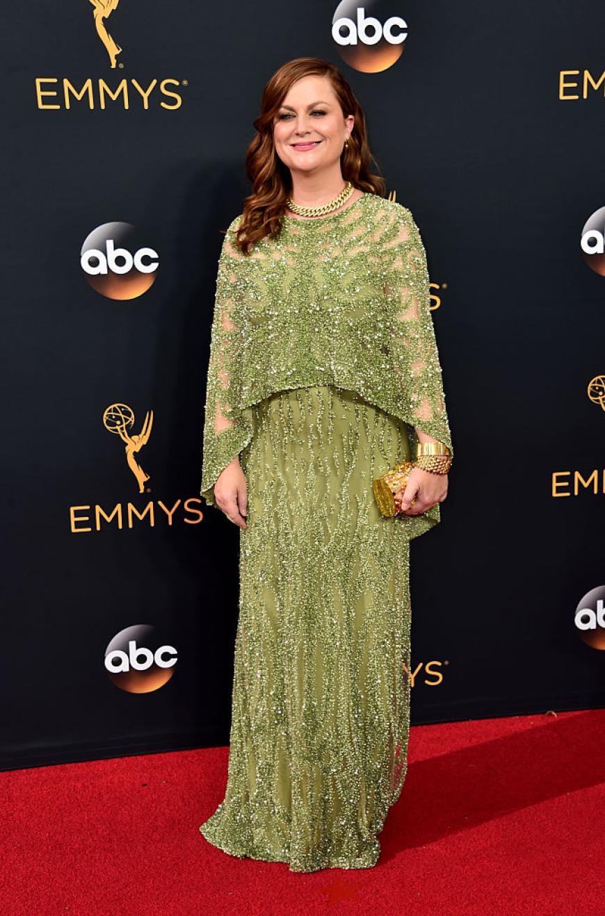 Amy Poehlers Look finden wir ziemlich gewagt, aber doch irgendwie auch ziemlich gut. Die Pamella Roland-Robe mit Glitzerapplikationen ist Geschmackssache, aber der rothaarigen Schauspielerin steht sie!