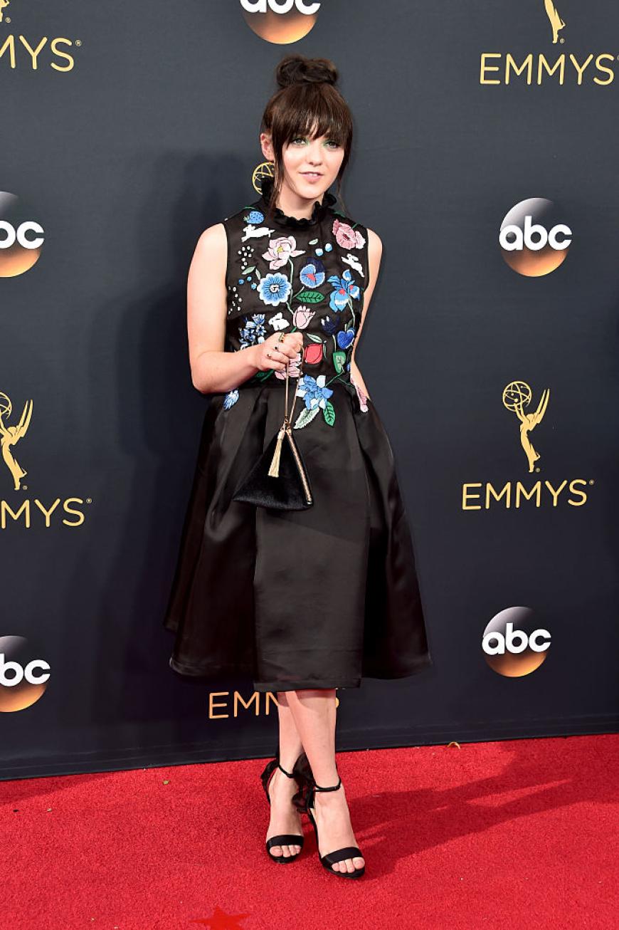 Experimentell, unkonventionell, gelungen — finden wir den Markus-Lupfer-Look von Maisie Williams.