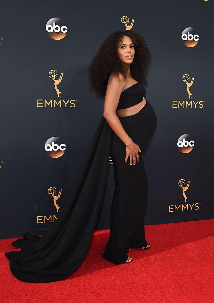 Gewagter Schwangerschaftslook, den Kerry Washington da präsentierte. Cut Outs mag wohl nicht jede Schwangere tragen, der Schauspielerin steht der schwarze Jumpsuit aber durchaus.