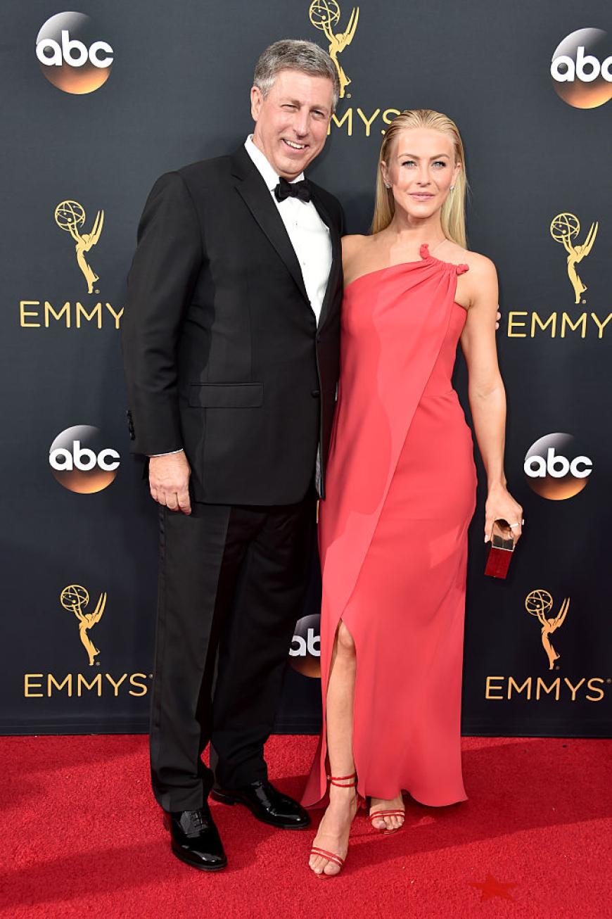 Julianne Hough kam mit ihrem Vater und in Armani — einfach, aber gut!