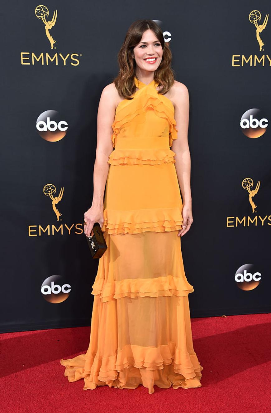 Ein süßer Look, mehr aber auch nicht: Mandy Moore in Prabal Gurung