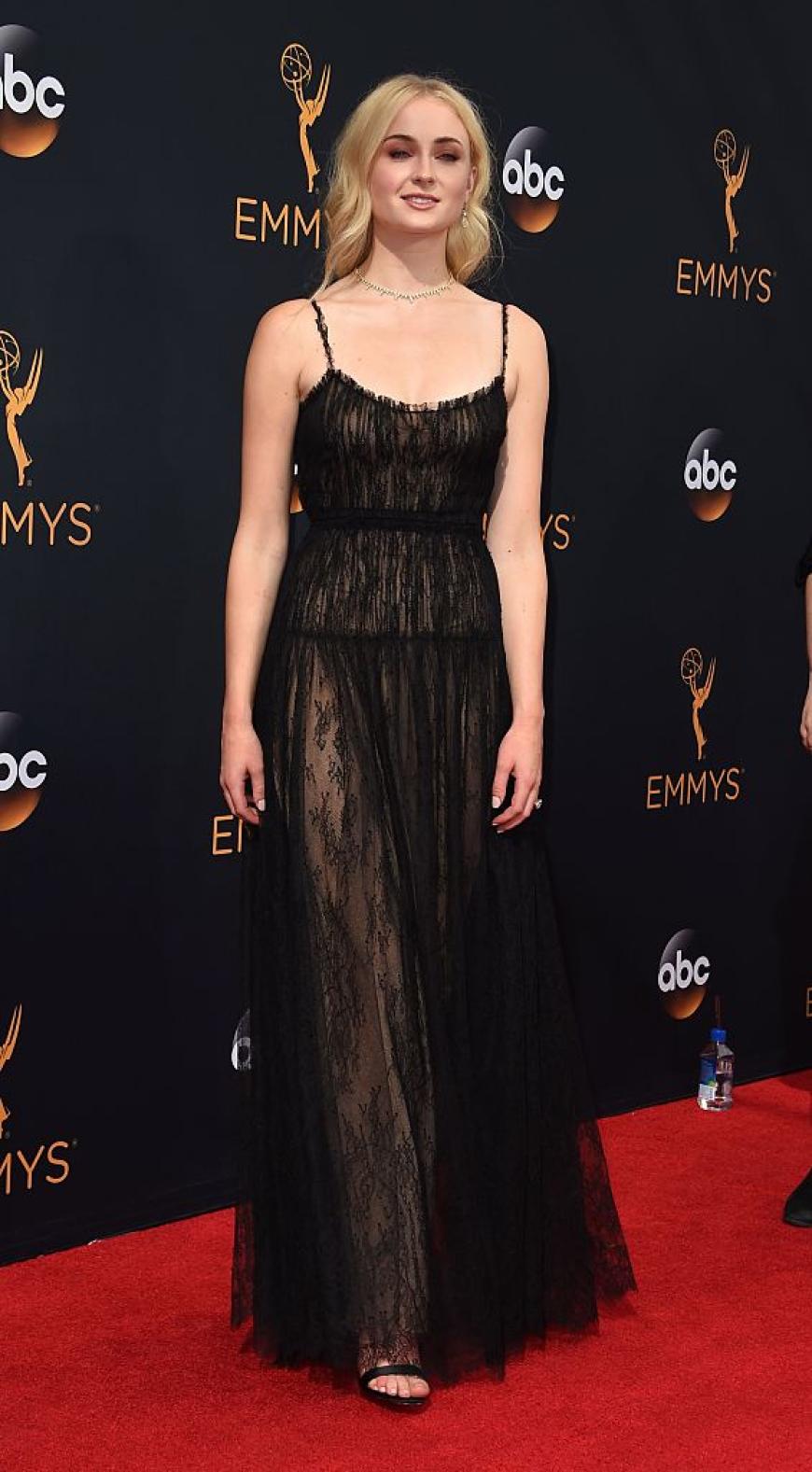 Hmmm... Sophie Turner gefällt uns in schwarzem Tülldress von Valentino leider nicht ganz so gut. Zu dunkel, zu gothic, zu durchsichtig an den falschen Stellen finden wir. Außerdem lässt das Kleid die 20-Jährige soooo viel älter aussehen!