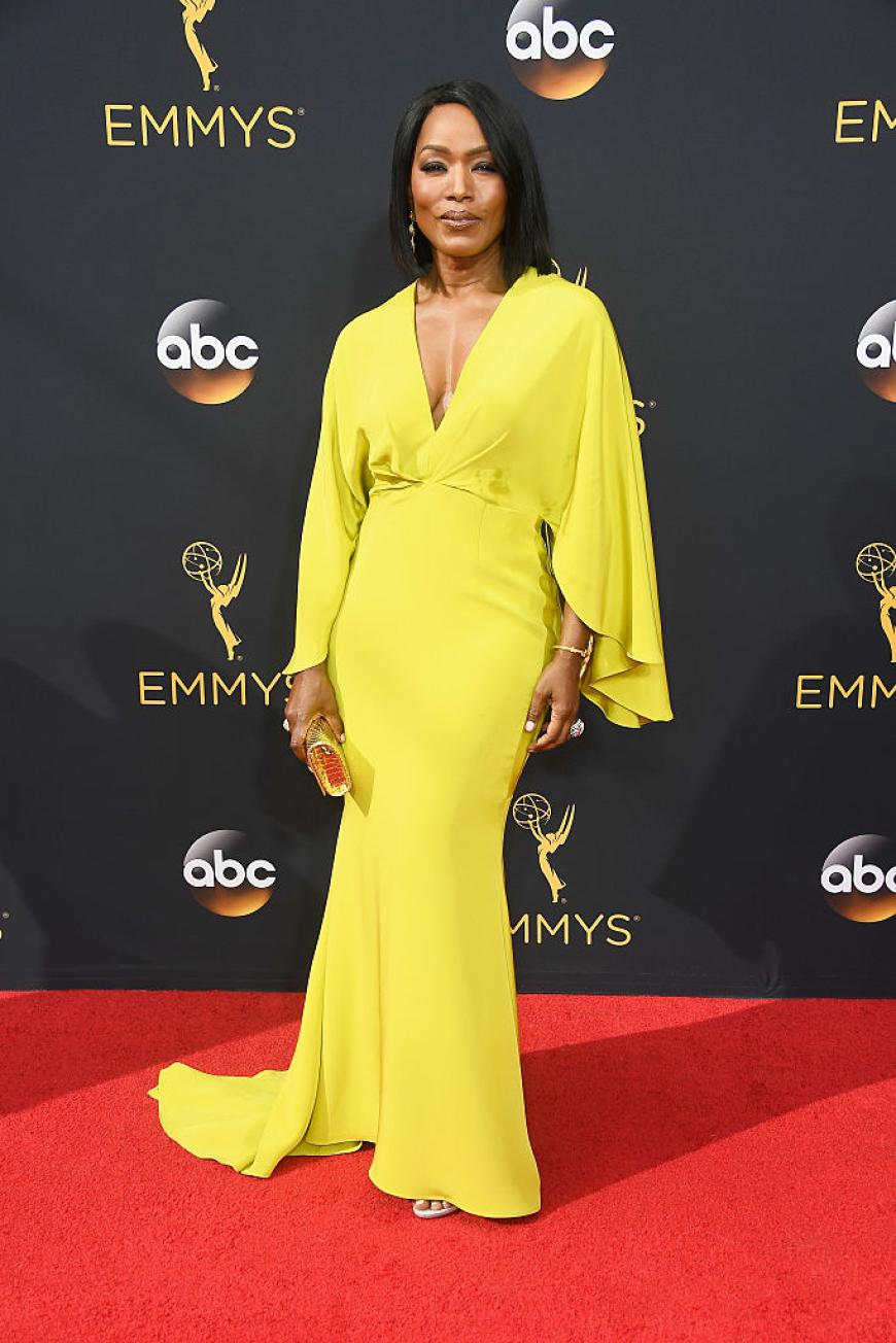 Schwierig finden wir die Neonfarbe des Kleides von Angela Basset. Die Mischung zwischen Neongelb und Neongrün kann die hübsche Schauspielerin mit ihrer wunderschönen Hautfarbe zwar tragen, beim längeren Anschauen tut die Farbe aber in den Augen weh.