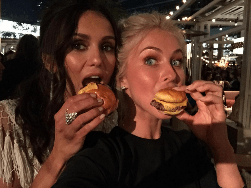 Schnell mal in den Mini-Burger beißen: Julianne Hough und Nina Dobrev lassen es sich schmecken