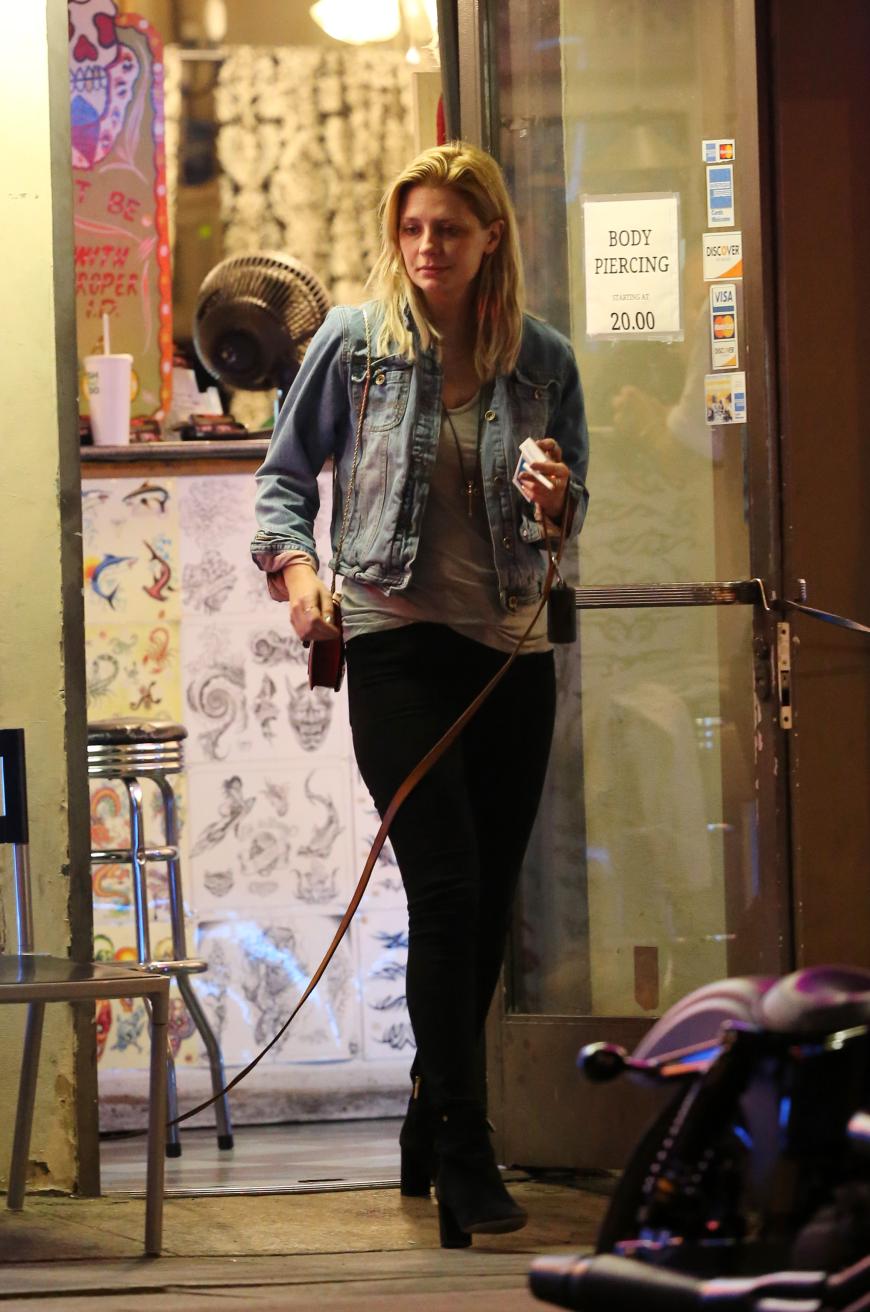 Mischa Barton vor einem Tätowier-Studio.