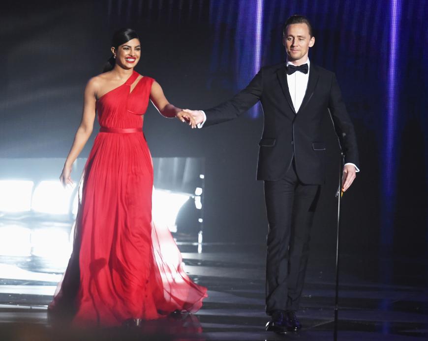 Tom Hiddleston tanzte mit Priyanka Chopra auf die Bühne der Emmy Awards.
