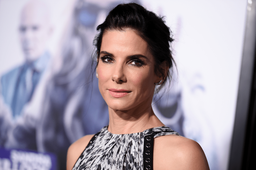 Kaum zu glauben: Sandra Bollock ist bereits 52 Jahre alt. Auch sie ist ein Fan von Retinol.