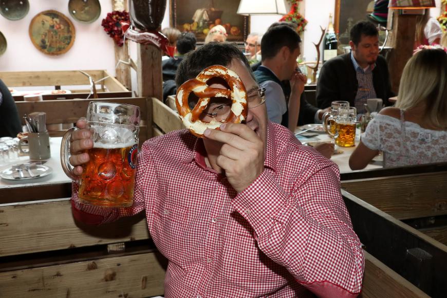 Wer versteckt sich hier hinter einer Brezel?