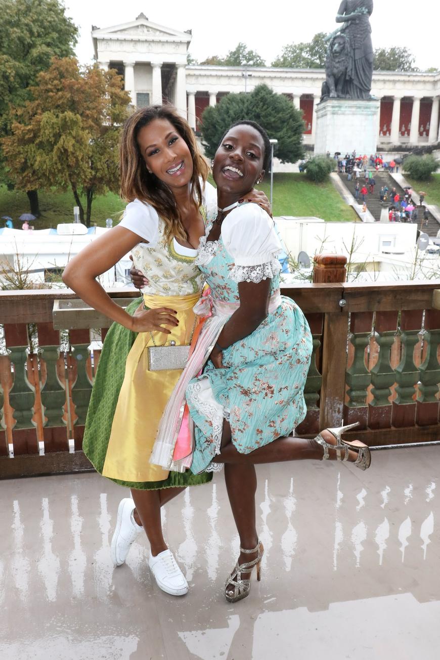 Marie Amière und Nikeata Thompson werfen sich für die Fotografen in Pose.