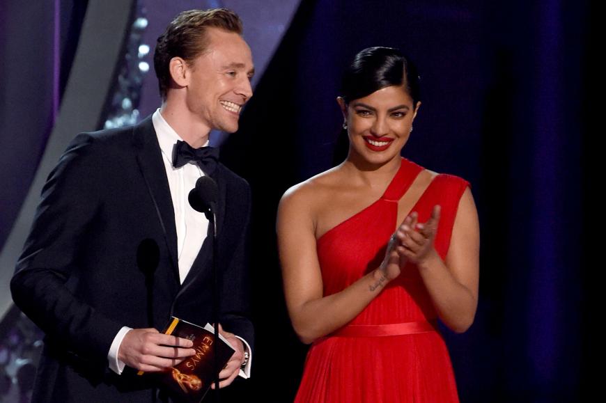 Tom Hiddleston strahlt an der Seite der hübschen Priyanka Chopra.