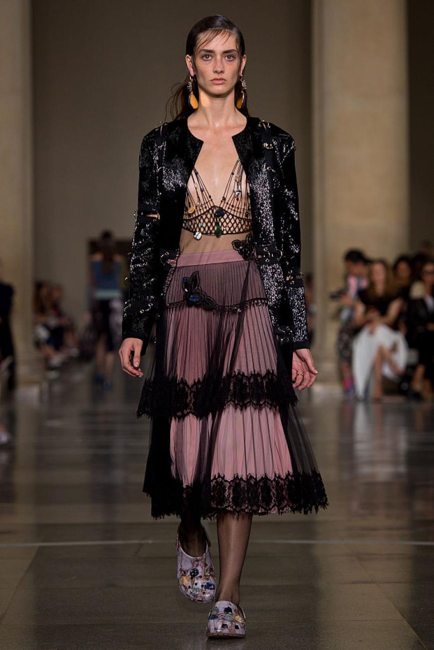 Und auch den verruchten Gothiclook machen Crocs mit.