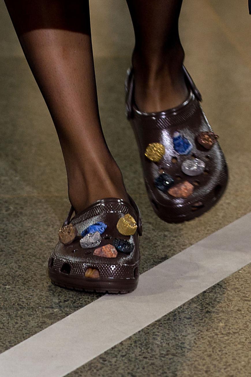 Schlicht und elegant - so sollen Crocs jetzt zum neuen Trendschuh werden.