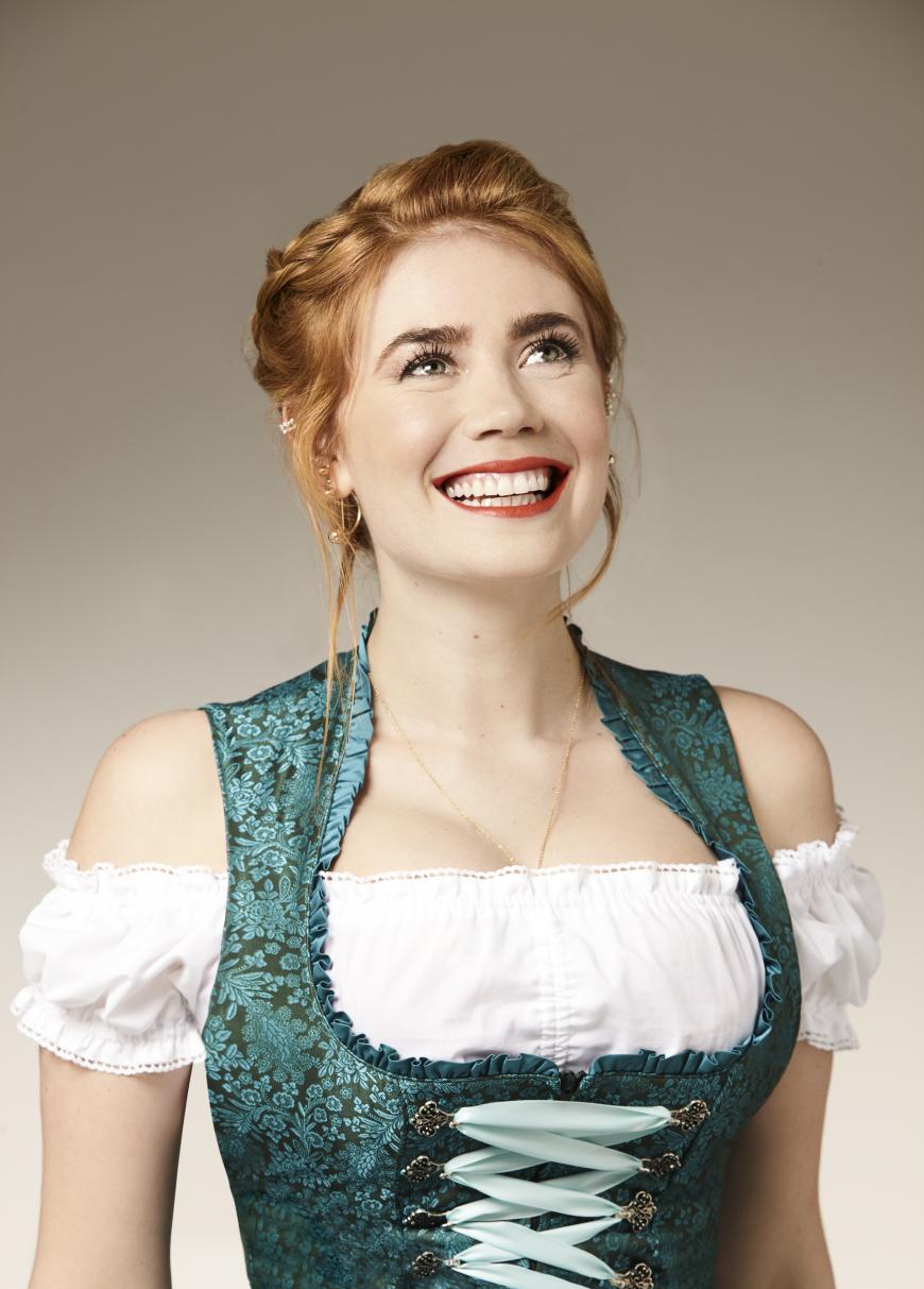 Fesches Madl: Palina Rojinski bezaubert als Testimonial mit traumhafter Wiesn-Flechtfrisur.