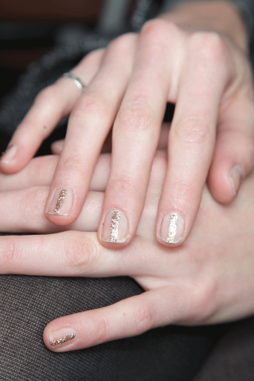 GOLD-LINIE Am unteren Nagelrand ansetzen und ohne Hilfsmittel einfach eine diagonale Linie ziehen – fertig! Besonders auffällig sind Metallic-Töne. Wenn du eine ruhige Hand hast, wird diese Nageldekoration direkt gelingen. Übung macht den Meister!