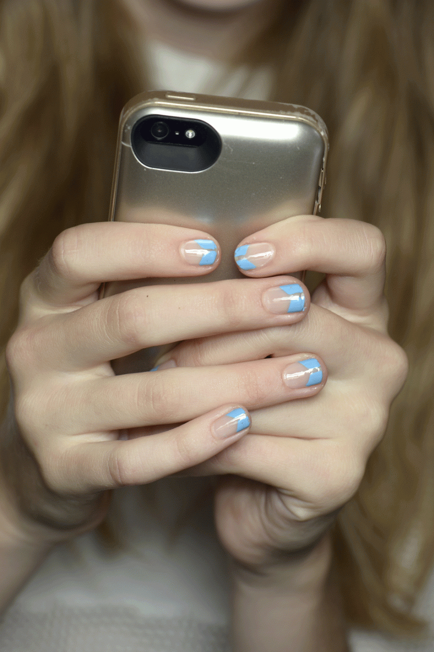 TOP-SPITZEN Nagelschablonen (z. B. aus der Drogerie) oder Tesafilm auf den Nagel kleben, die Spitze aussparen. Auf diese den blauen Lack pinseln. Hier entweder mittig eine Linie beim Lackieren aussparen oder vorher ebenfalls abkleben. Top-Coat drüber, fertig ist das Kunstwerk.
