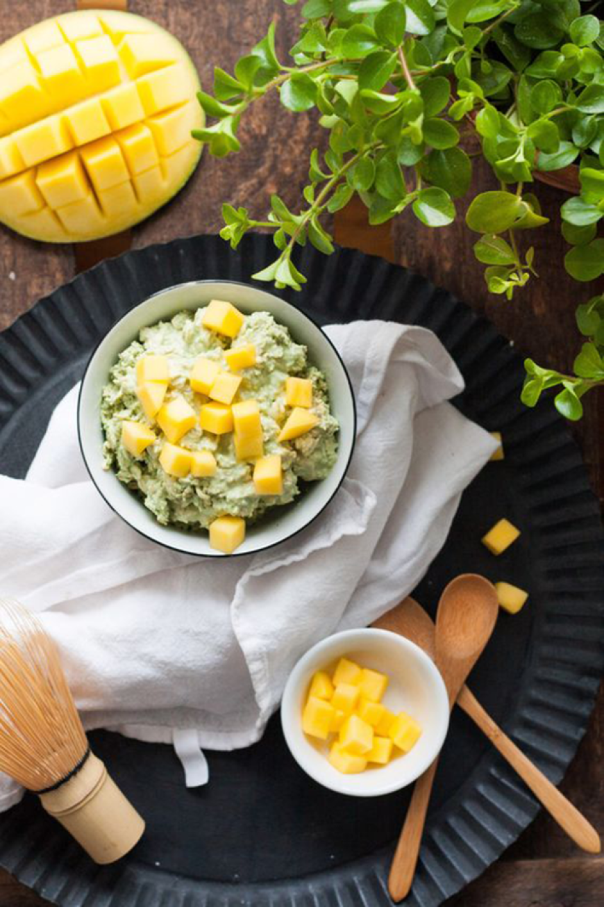 Kleinen Kickstart für den Tag gefällig? Dann probier' doch mal die Matcha-Kokos-Overnight-Oats mit frischer Mango.