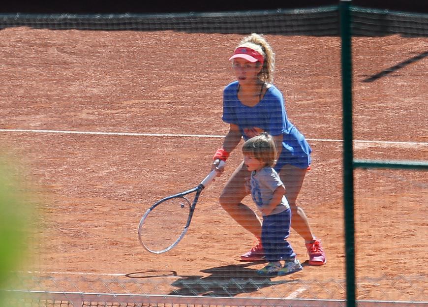 Früh übt sich... Shakira möchte Klein-Milan offenbar zum Tennisprofi erziehen. Begeistert sieht der Dreijährige allerdings nicht aus. Er möchte seiner Mama lieber irgendetwas anderes zeigen.