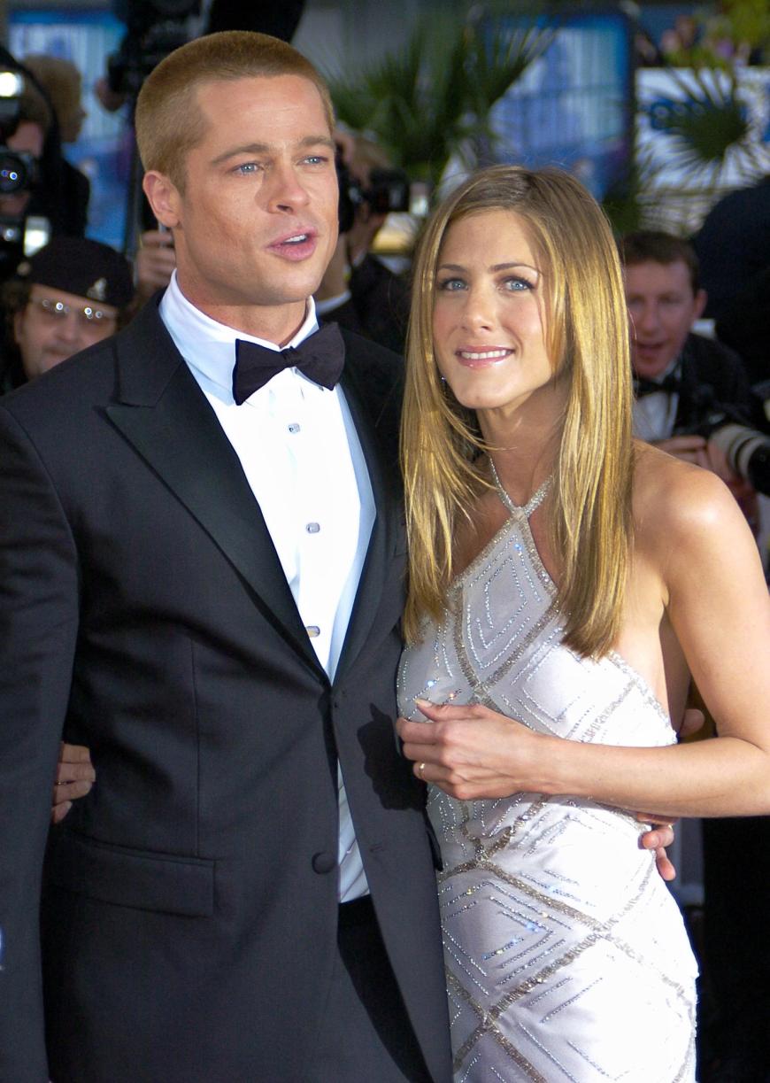 ... und dann kam Jennifer: Aniston und Brad Pitt lernten sich 1998 kennen. Zwei Jahre später gaben die beiden Hollywood-Stars sich in Malibu das Ja-Wort. Leider war auch diese Beziehung nicht von Dauer - 2005 gaben die beiden ihre Trennung bekannt.