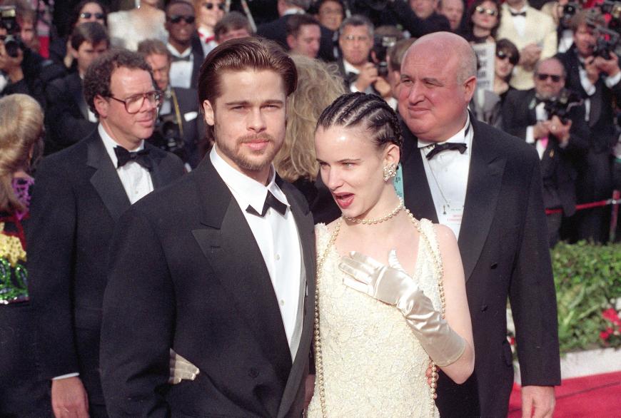 ... sondern verstanden sich auch abseits des Filmsets mehr als gut. Rund vier Jahre waren die beiden ein Paar, bis Pitt Lewis Mitte der 90er verließ.