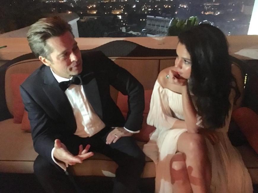 Tiefe Blicke tauschten Brad Pitt und Selena Gomez bei den Golden Globes aus.