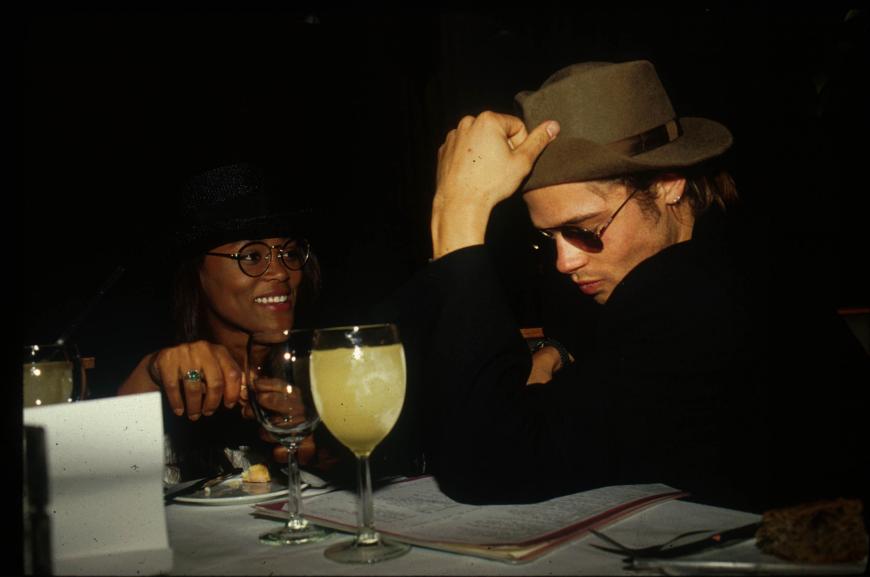 Brad Pitt bändelte 1989 ausgerechnet mit Robin Givens an, die gerade von Mike Tyson geschieden war, jedoch noch ein Stelldichein mit dem Boxer hatte. Dummerweise erwischte Tyson Brad und Robin inflagranti, als er seine Exfrau ebenfalls für ein Schäferstündchen besuchen wollte.