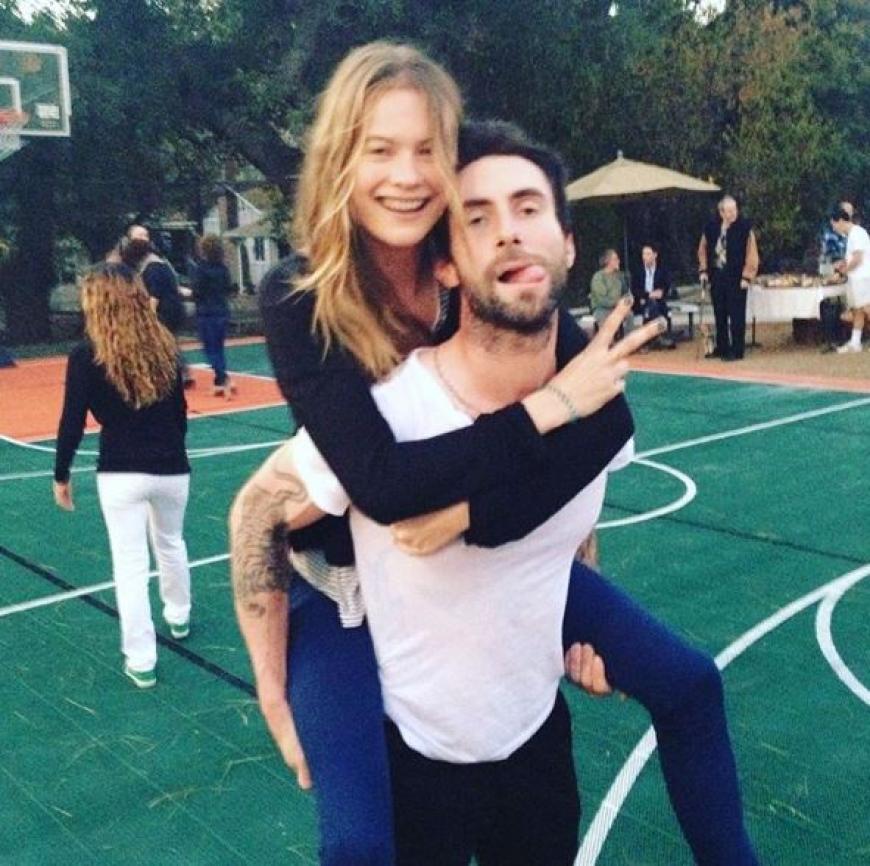 Überglücklich: Behati Prinsloo und Adam Levine sind seit vier Jahren ein Paar.