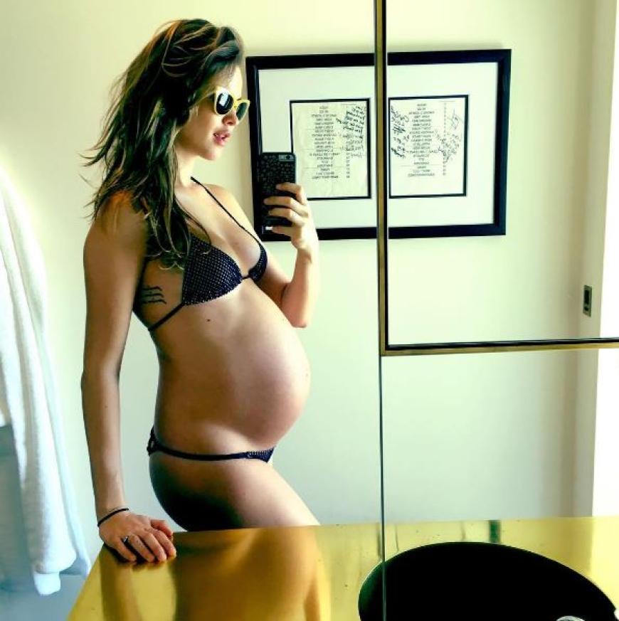 Auf Instagram zeigte Behati Prinsloo ihre wachsende Babykugel.