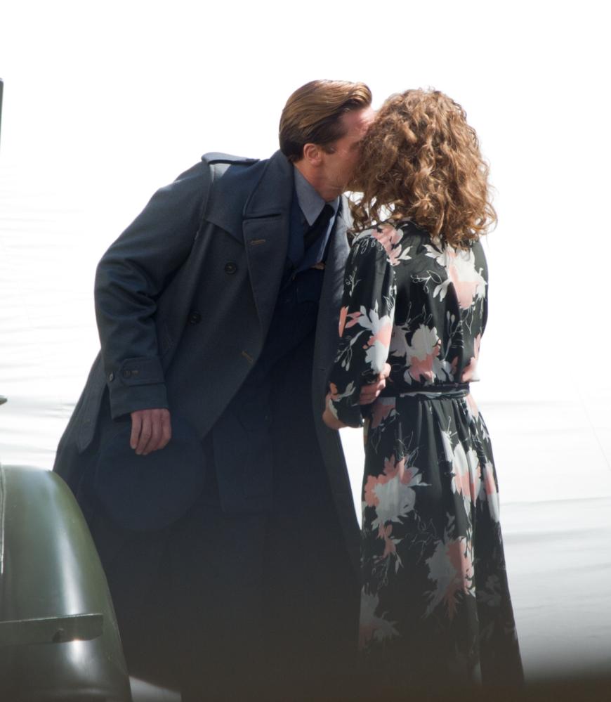 ERWISCHT! Am Set der Kriegsromanze „Allied“ kommt Brad Pitt Lizzy Caplan backstage verdächtig nahe ...