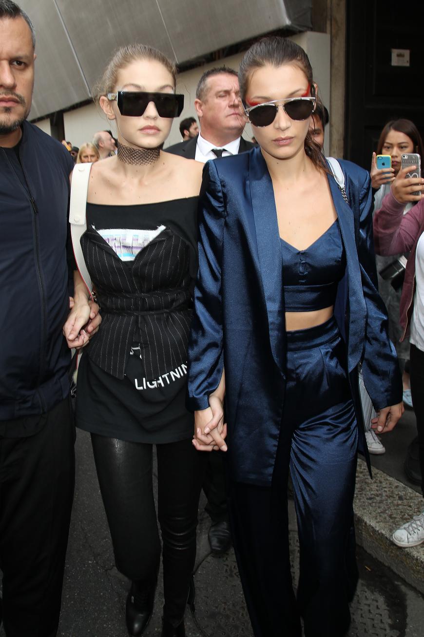 Gigi Hadid und Bella Hadid werden von ihren Bodyguards durch dei Fanmasse geschleust.