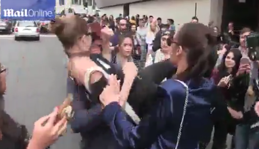 Hier hebt der Angreifer Gigi Hadid einfach von hinten hoch.